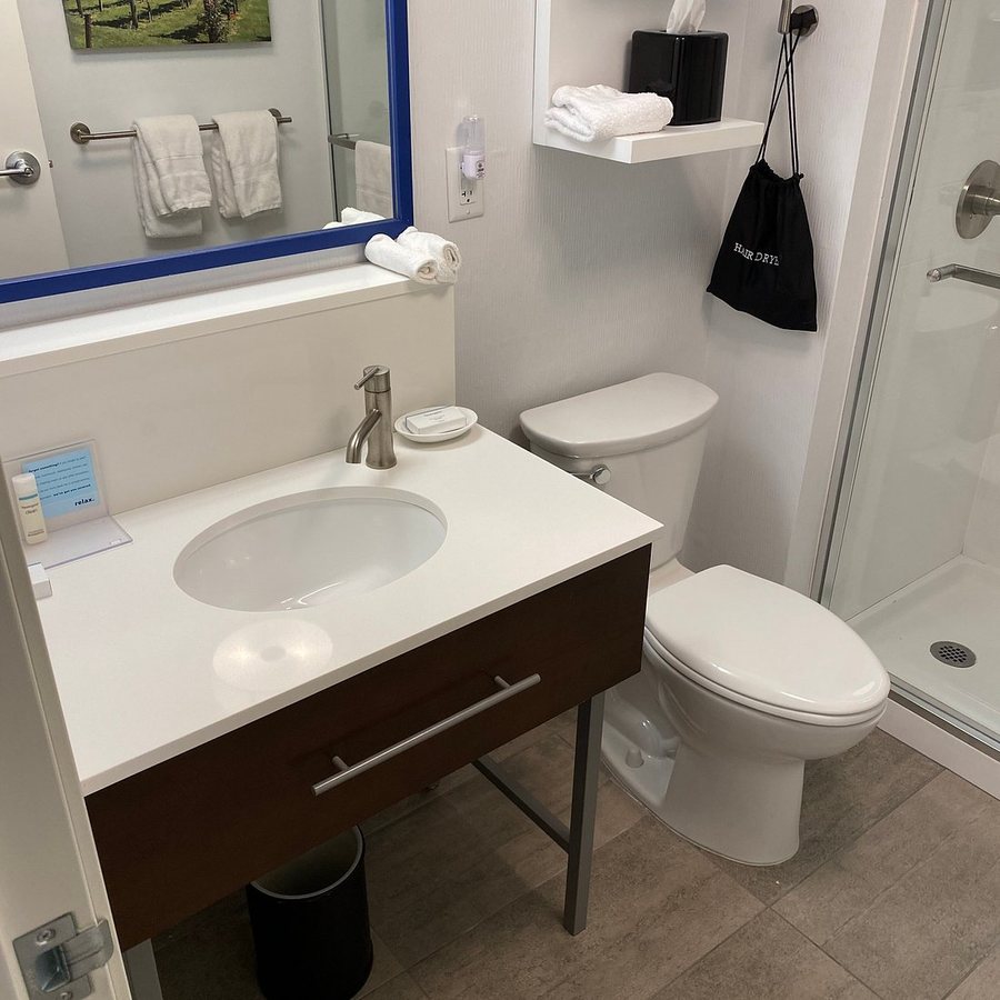 Ocean View Terrace Inn — Bathroom