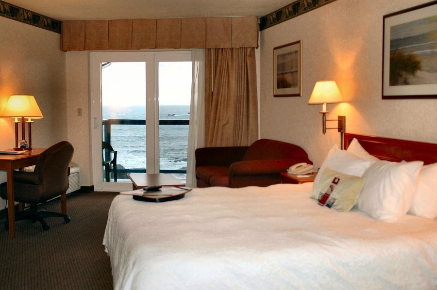 Oceanfront Lodge — Guest room