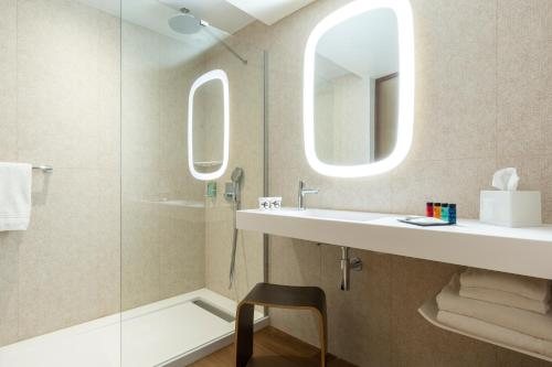 Oceania Paris Porte de Versailles — Bathroom