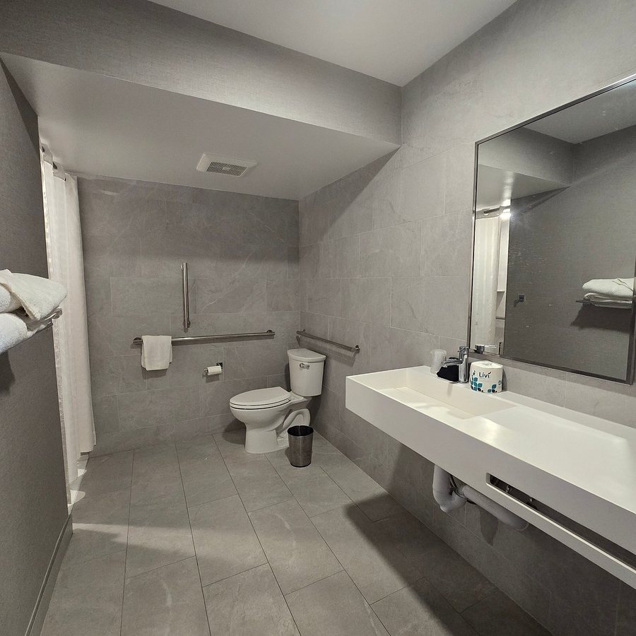 Oceanic Hotel Barefoot Tiki Bar — Bathroom