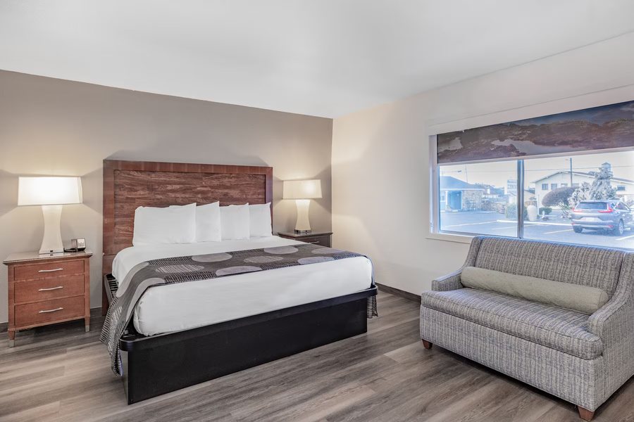 Oceanside Inn Suites a Days Inn by Wyndham — Guest room