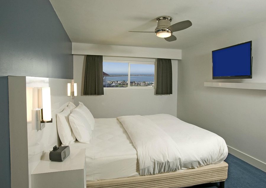 Oceanside Marina Suites — Guest room