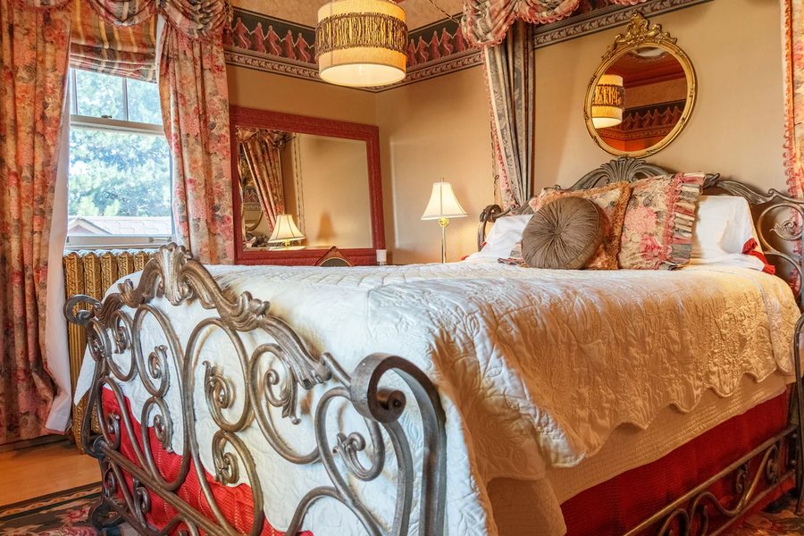 Oddfellow Inn and Farm — Guest room