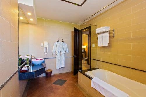 Odyssey Hoi An Hotel — Bathroom