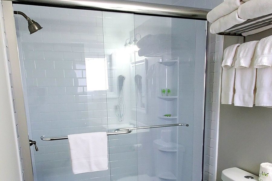Ogunquit Tides — Bathroom