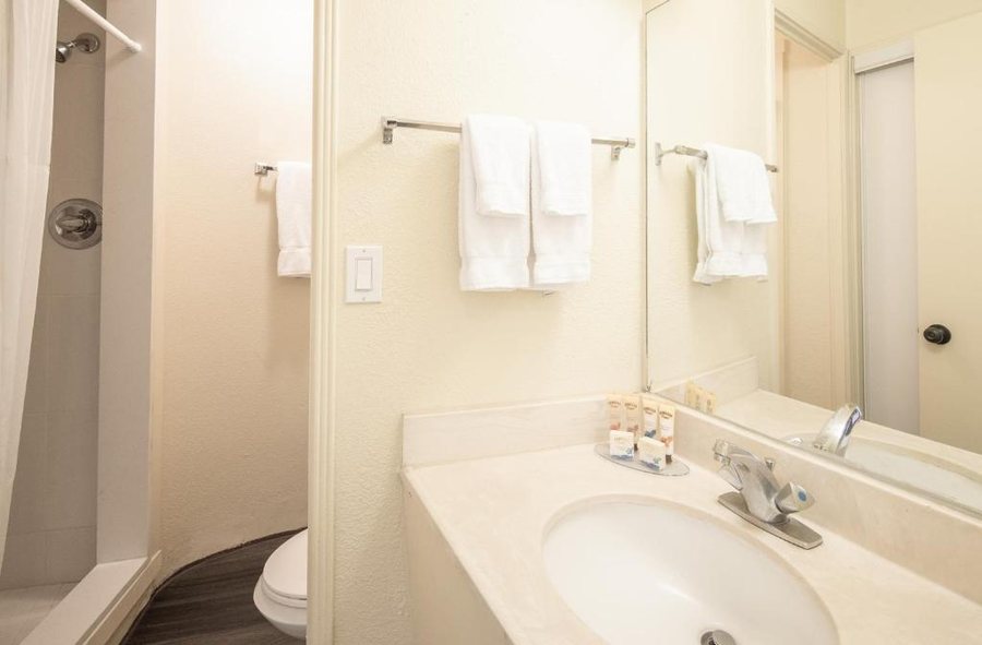 Ohia Waikiki Studio Suites — Bathroom