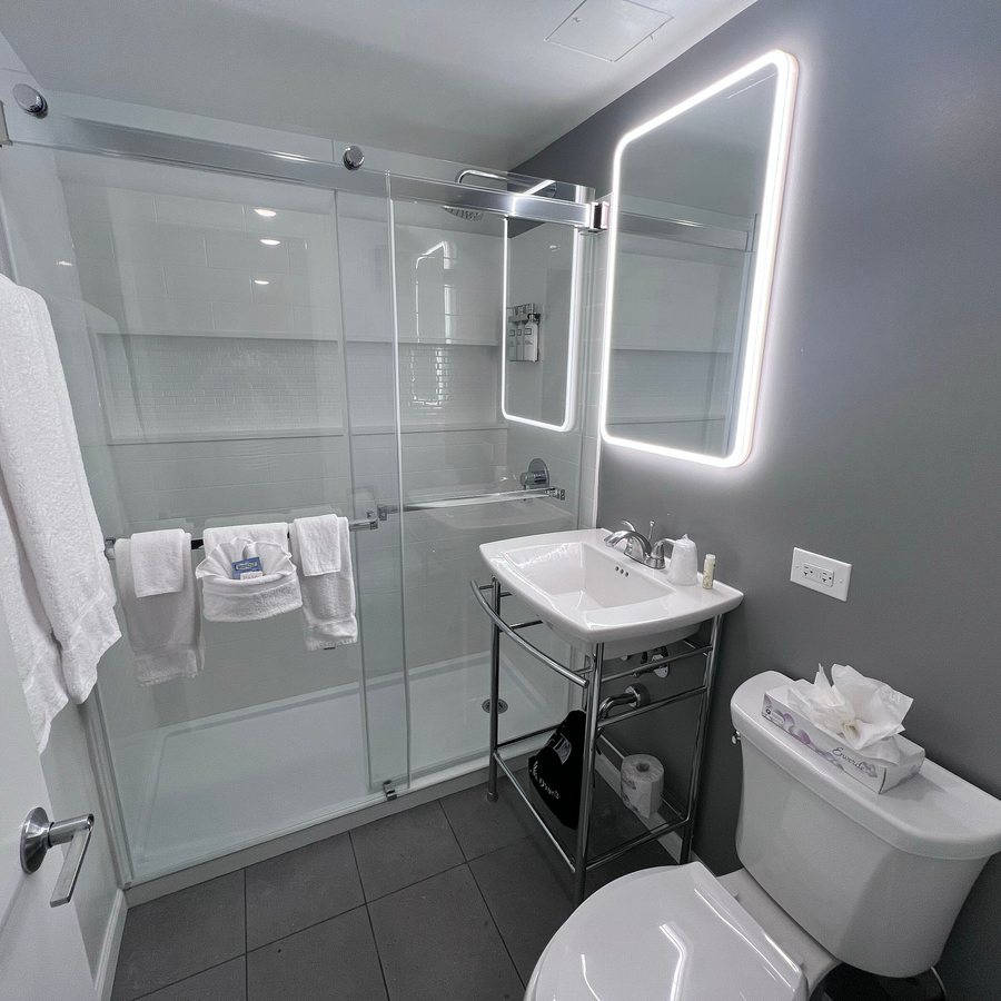 Ohio House Motel Chicago Illinois — Bathroom