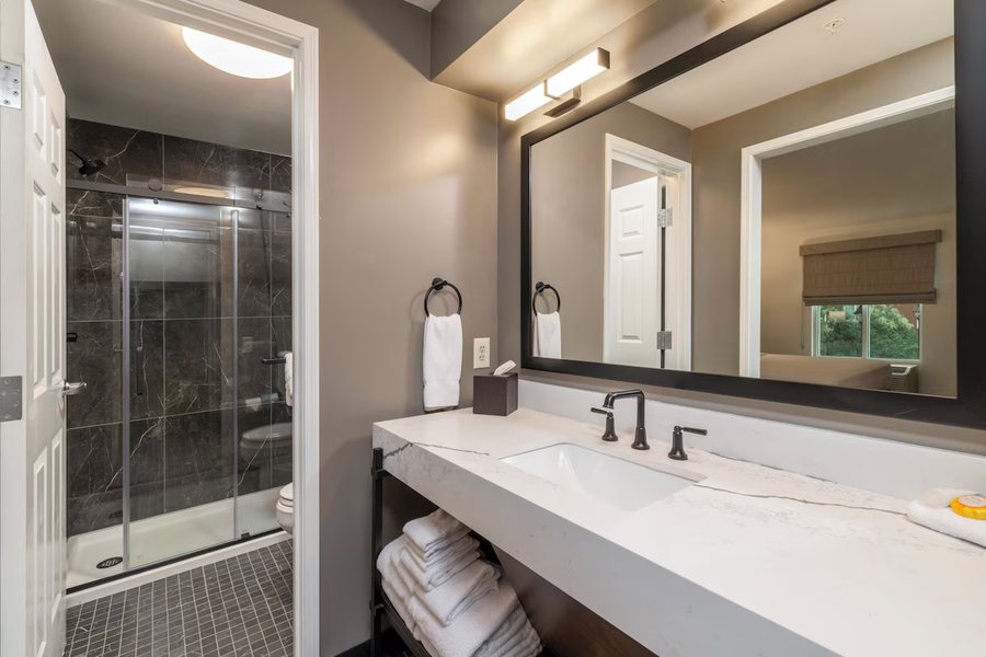 Ohio University Inn Conference Center — Bathroom