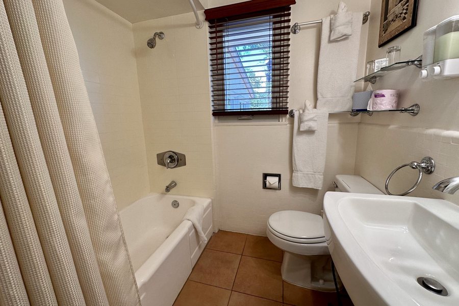 Ojai Retreat Inn — Bathroom