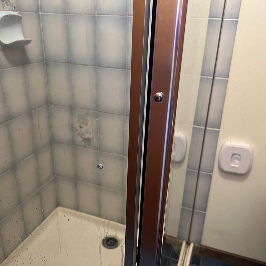 Old Coach Motor Inn — Bathroom
