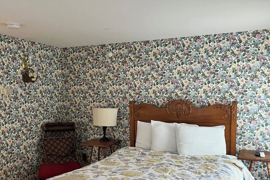 Old Colonial Motel — Guest room