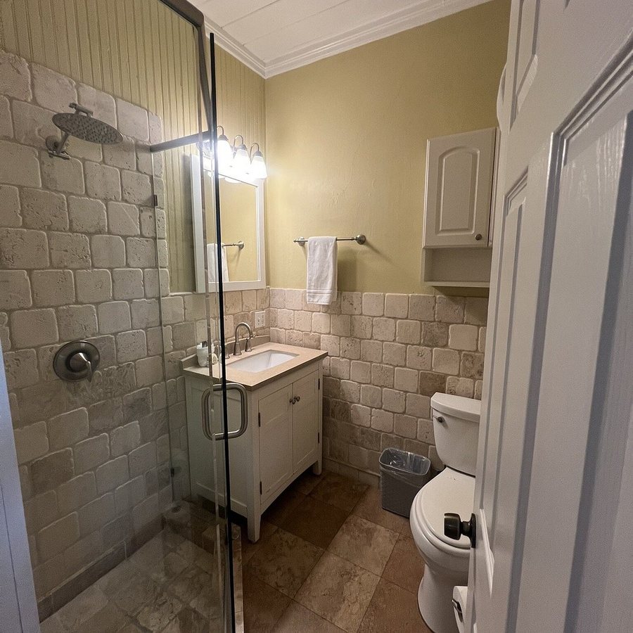 Old Colorado Inn — Bathroom