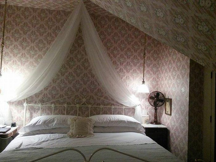 Old Consulate Inn — Guest room