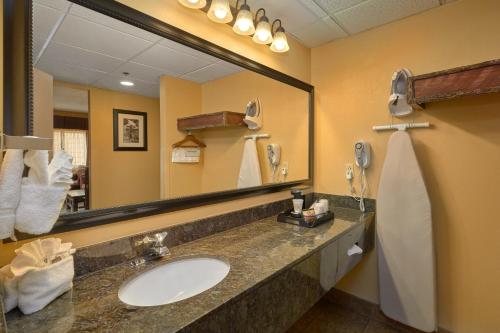 Old Creek Lodge Gatlinburg Tennessee — Bathroom