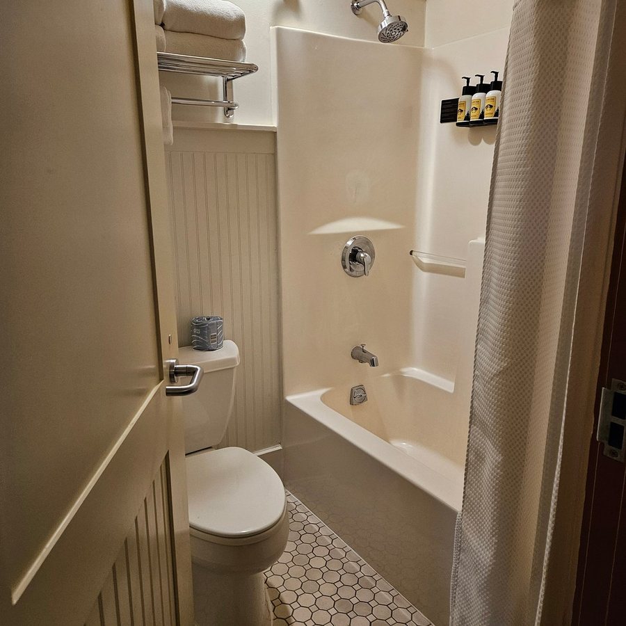 Old Faithful Snow Lodge — Bathroom