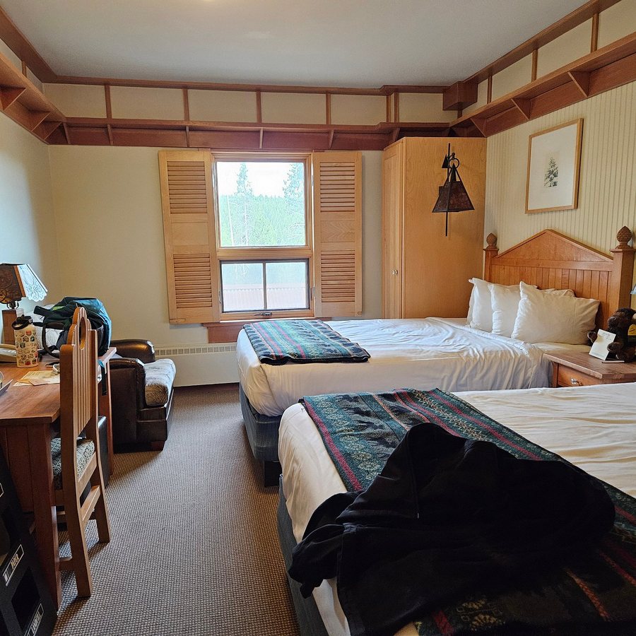 Old Faithful Snow Lodge — Guest room