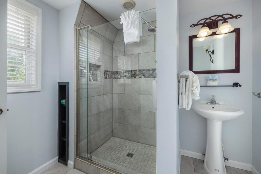 Old Harbor Inn — Bathroom