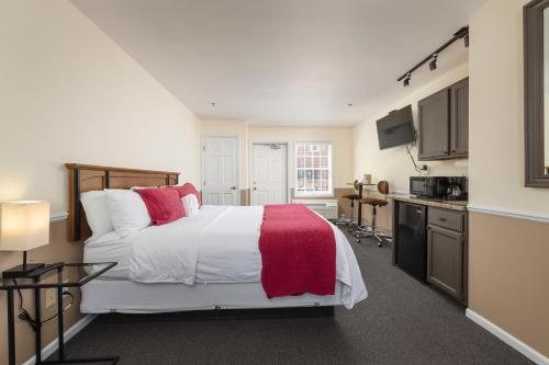 Old Harbor Inn — Guest room