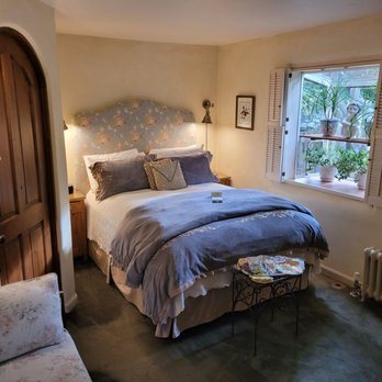Old Monterey Inn — Guest room