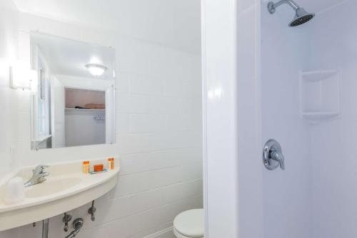 Old Orchard Beach Inn — Bathroom