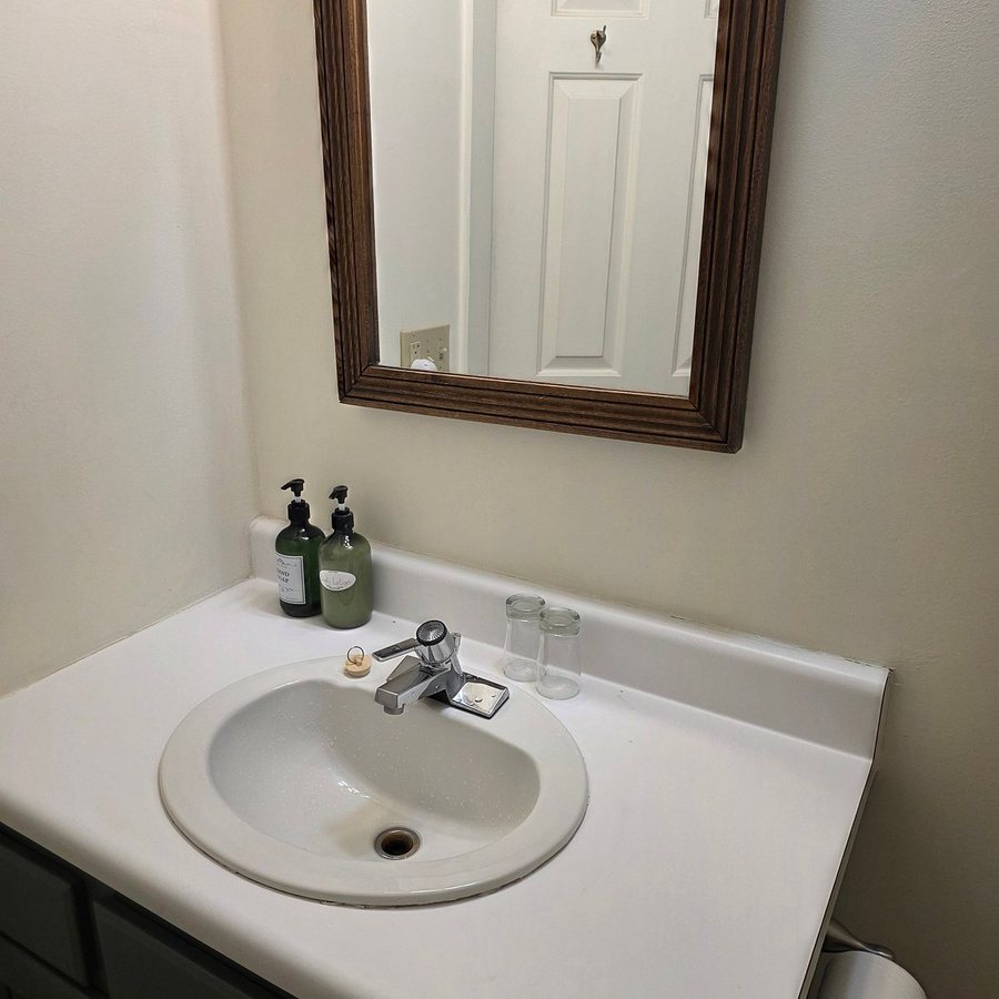 Old Stagecoach Inn — Bathroom