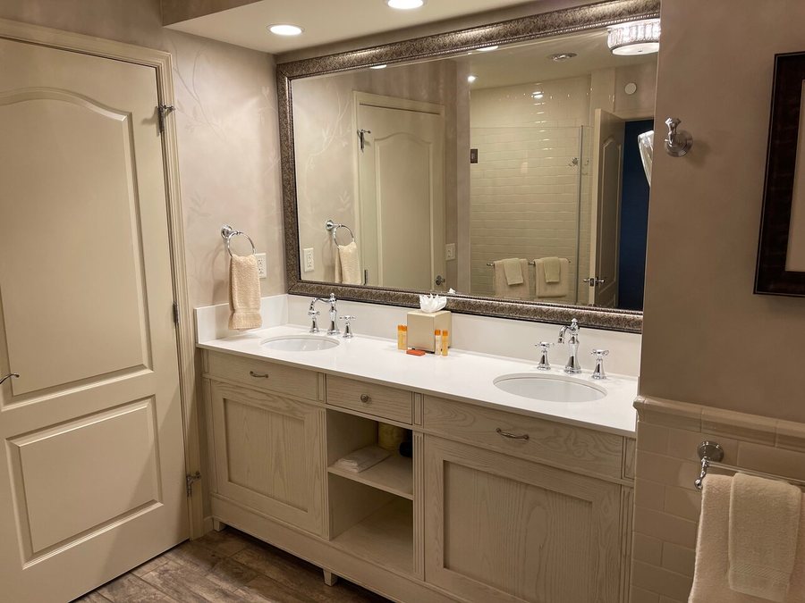 Olde Amish Inn — Bathroom