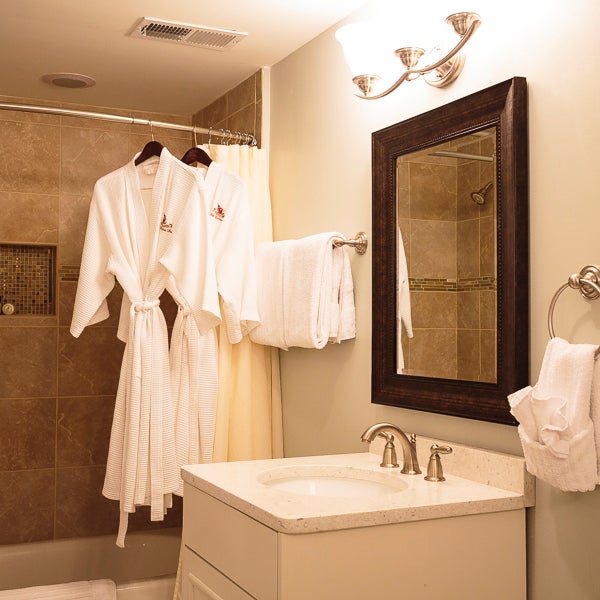 Olde Harbour Inn — Bathroom