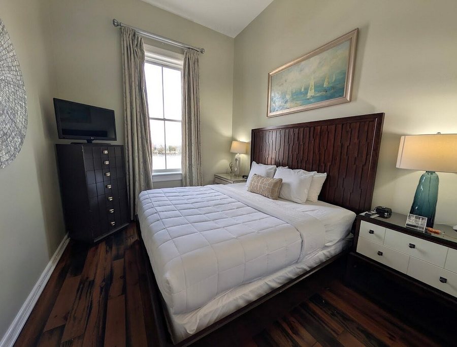 Olde Harbour Inn — Guest room