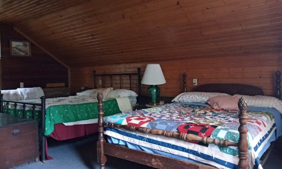 Olde Squat Inn Bed and Breakfast — Guest room