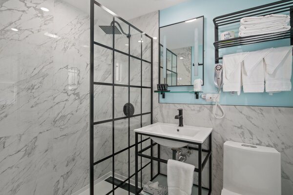 Olde Tavern Motel Inn — Bathroom