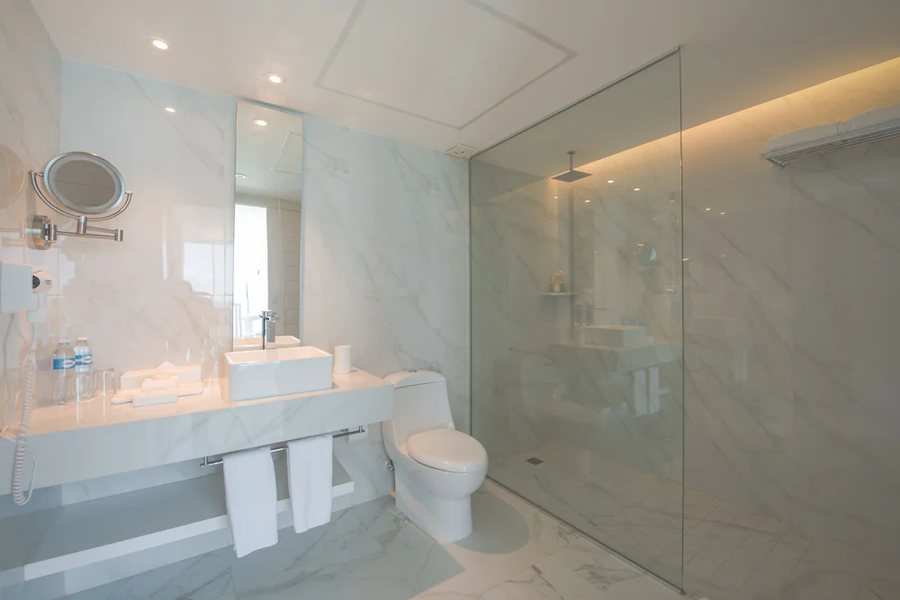 Oleo Cancun Playa — Bathroom