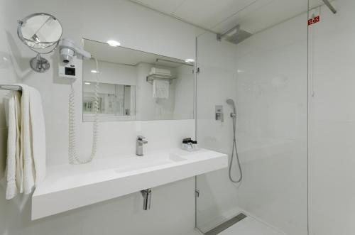 Olissippo Marques de Sa — Bathroom