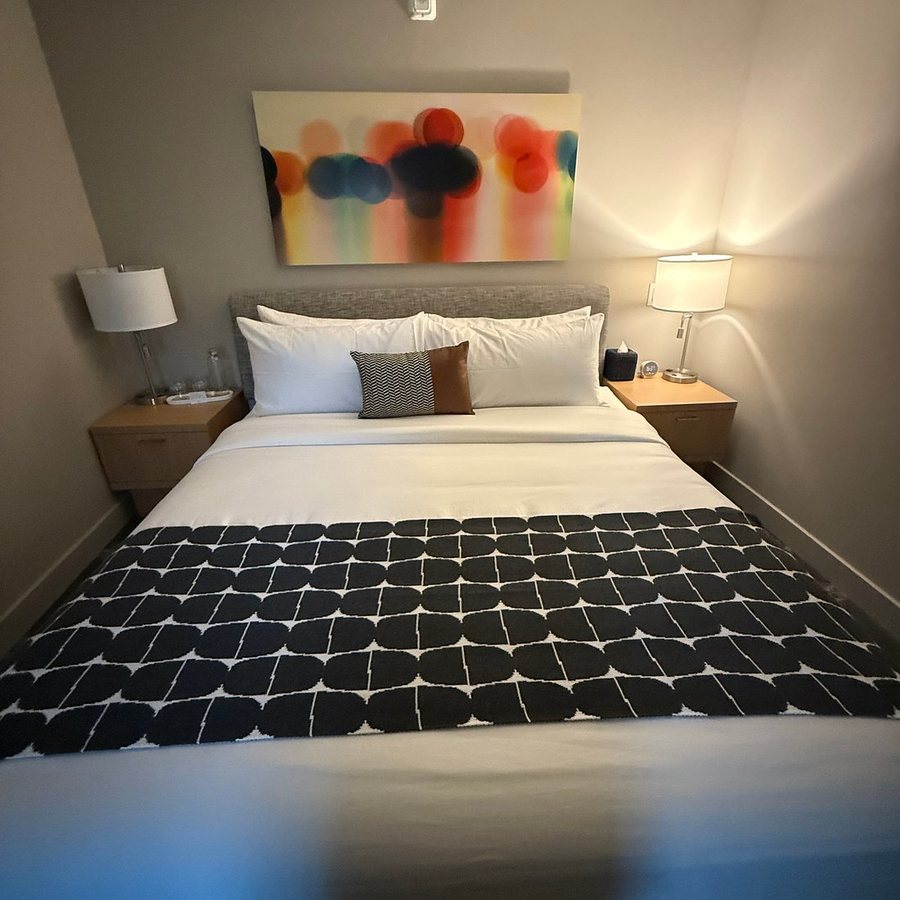 Olivia Hotel Los Angeles California — Guest room