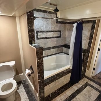 Olivier House Hotel — Bathroom