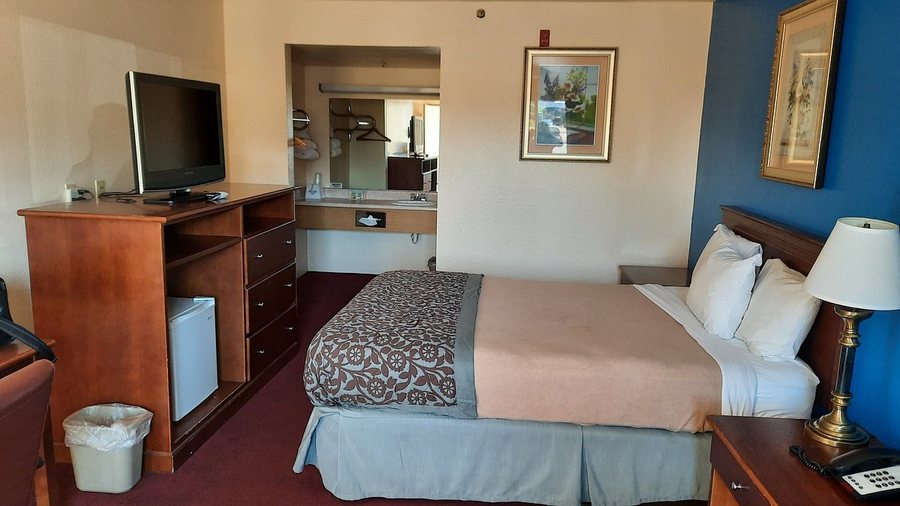 Olympic Inn Suites Port Angeles — Guest room