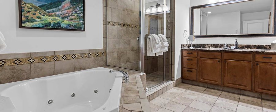 Olympus Lodge — Bathroom