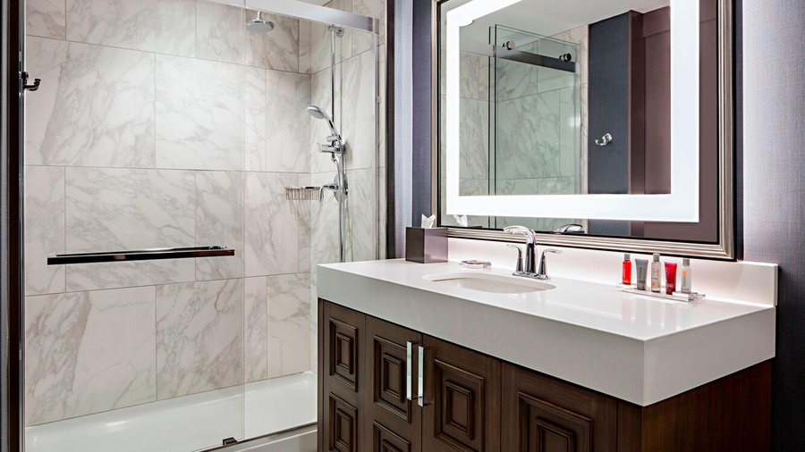 Omaha Marriott Downtown at the Capitol District — Bathroom