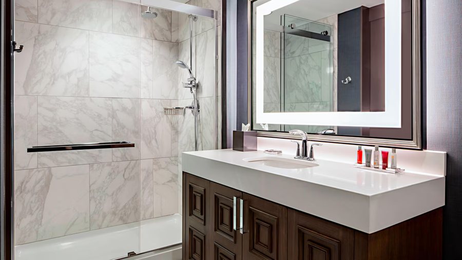 Omaha Marriott — Bathroom