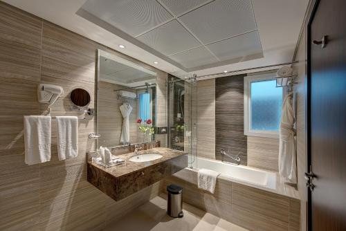 Omega Hotel — Bathroom