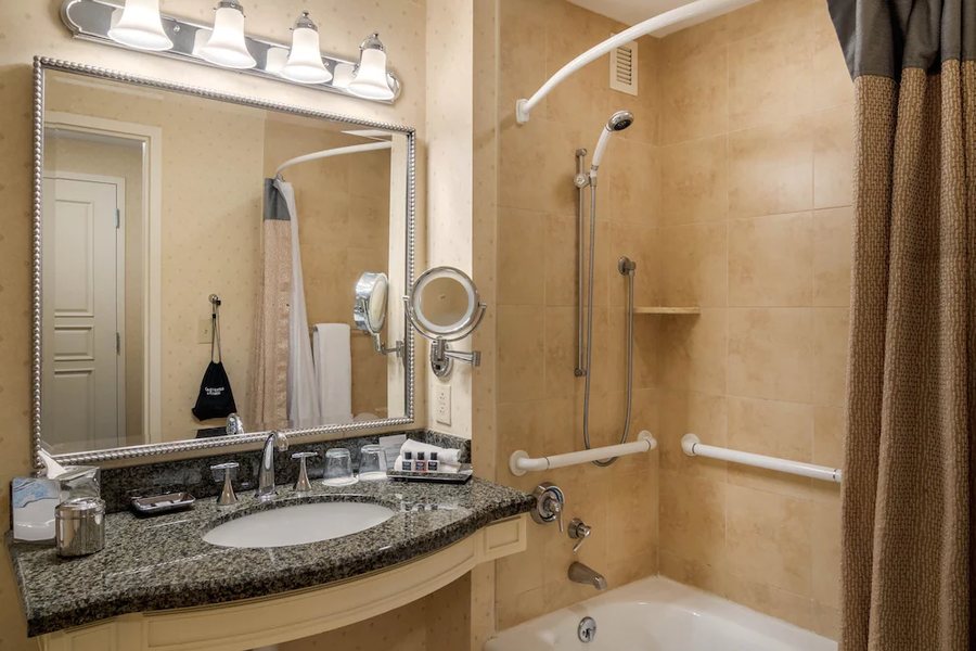Omni Atlanta Hotel at Centennial Park — Bathroom
