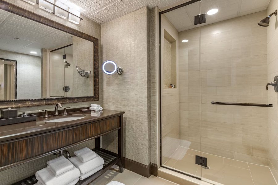 Omni Austin Hotel Downtown — Bathroom