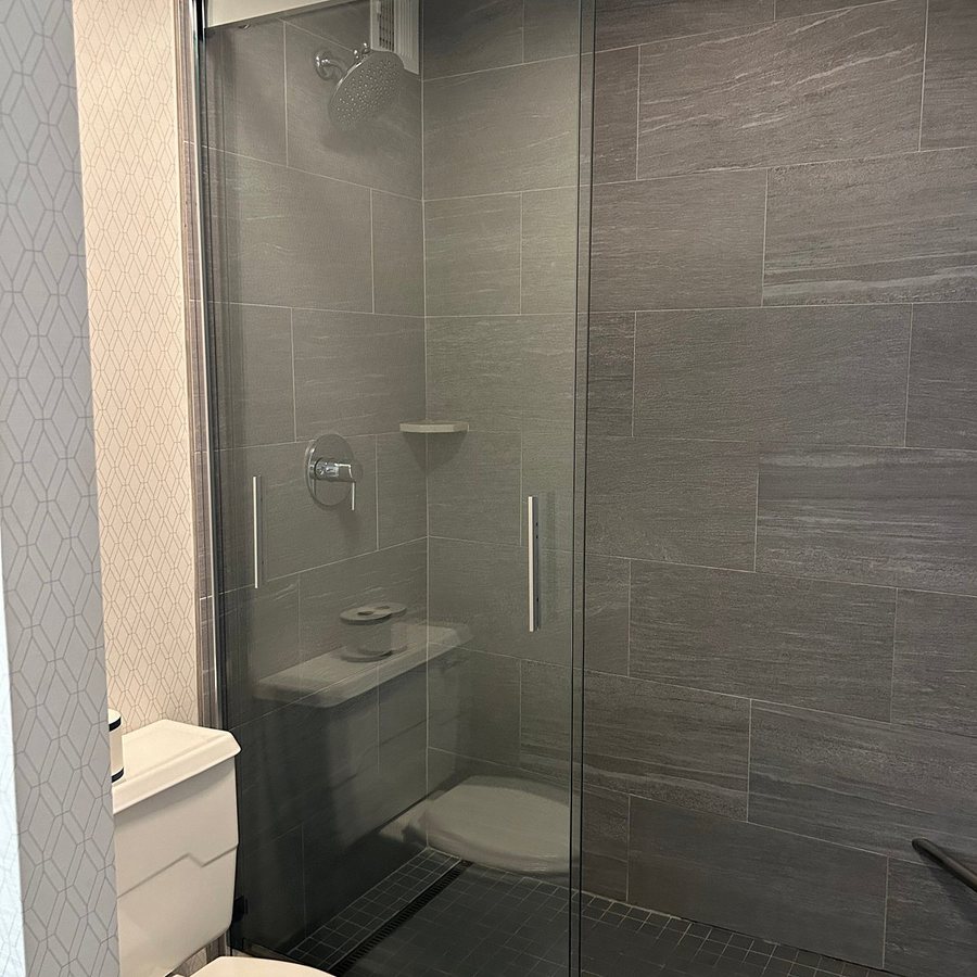 Omni Charlotte Hotel — Bathroom