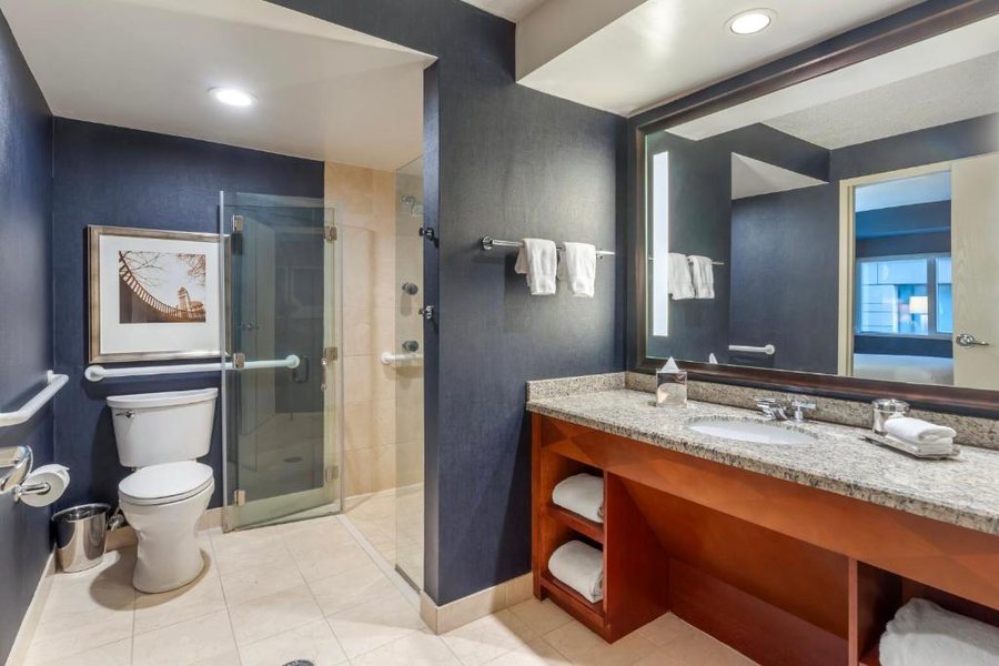 Omni Chicago Hotel — Bathroom