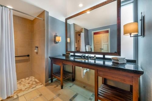 Omni Fort Worth Hotel — Bathroom