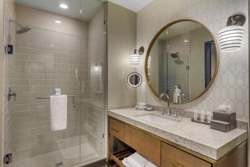 Omni Hotel at the Battery Atlanta — Bathroom