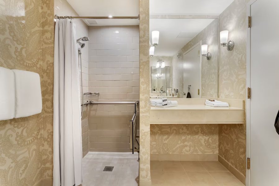 Omni Houston Hotel — Bathroom