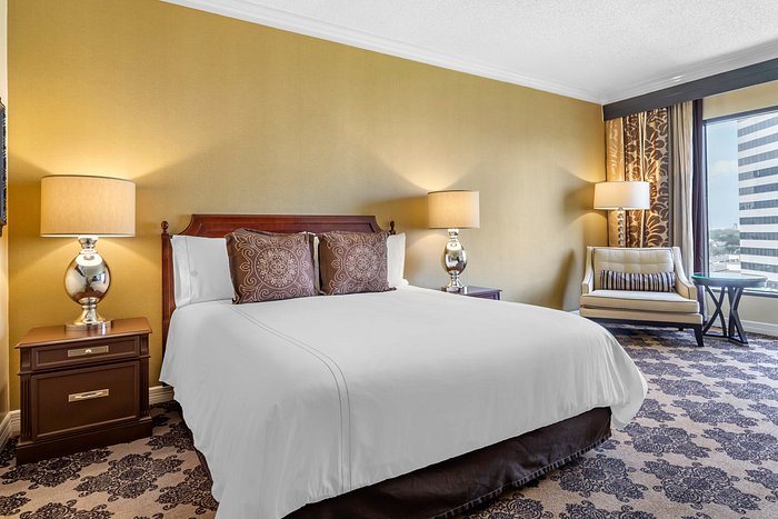 Omni Houston Hotel — Guest room