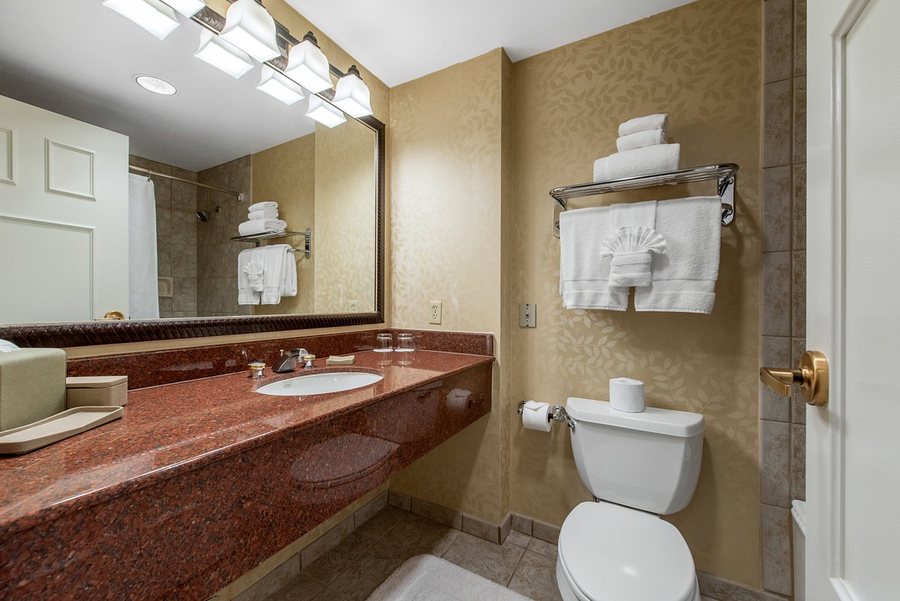 Omni Interlocken Hotel — Bathroom