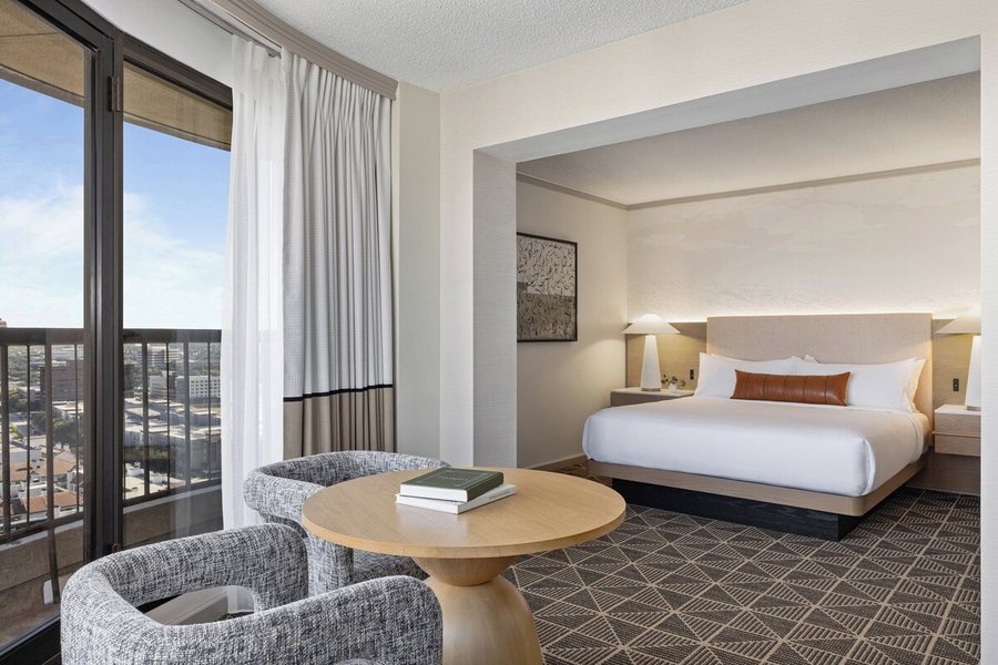 Omni Las Colinas Hotel — Guest room