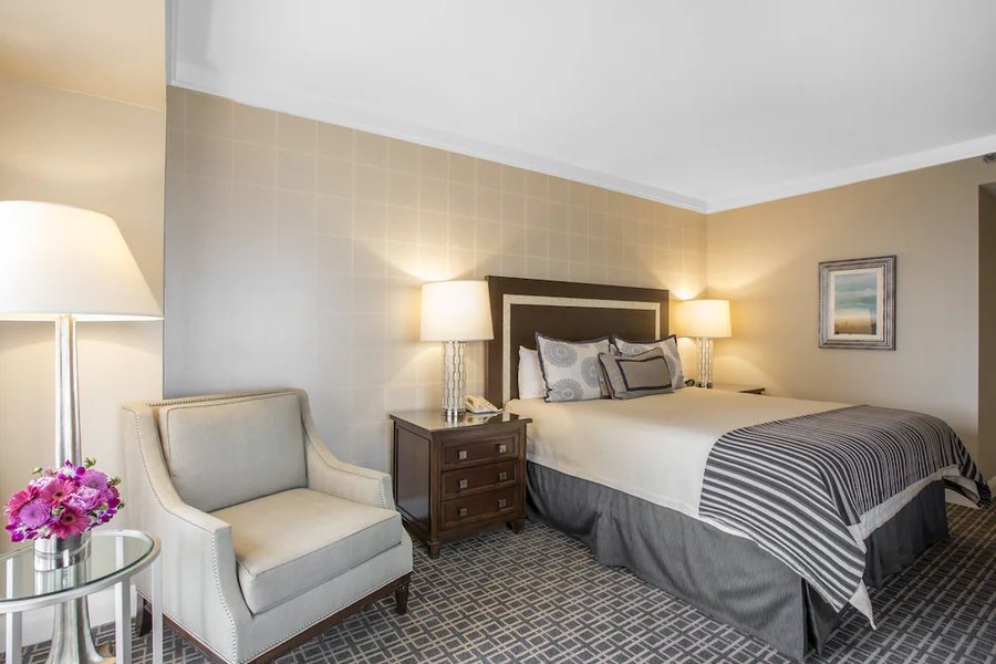 Omni Los Angeles Hotel At California Plaza — Guest room